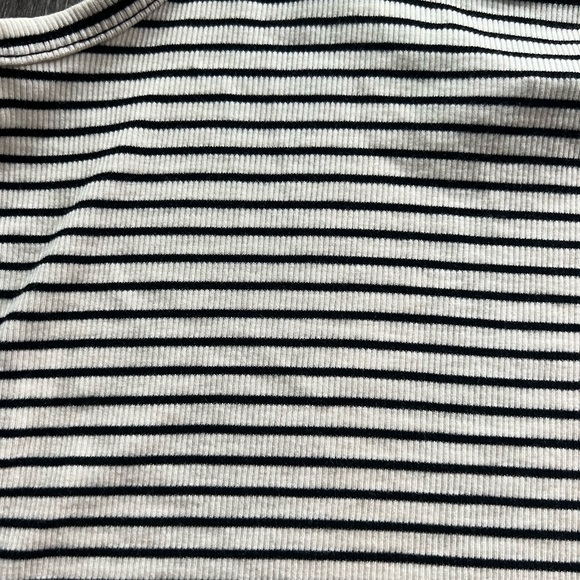 Gaze Cropped Tank Top - Picture 3 of 3